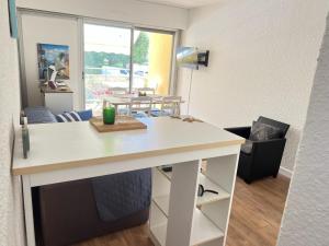 a desk in a room with a living room at appartement T2 climatisé proche centre et plage in Cavalaire-sur-Mer