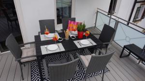 a dining table and chairs on a balcony at Casa di Traditionale im Herzen von Bad Aibling Tradition trifft auf moderne Gemütlichkeit auf 138qm in Bad Aibling