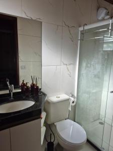 a bathroom with a toilet and a shower and a sink at Privê Monte Serrat, Chalé 18 in Gravatá