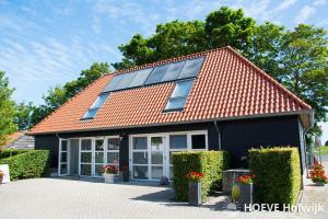 カンペルラントにあるHoeve Hofwijkのオレンジ色の屋根の家