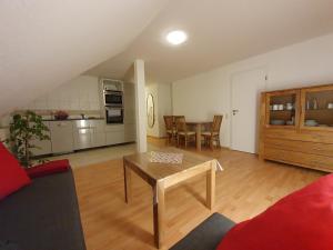 a living room with a table and a kitchen at Griesenstraße Morgensonne in Warendorf