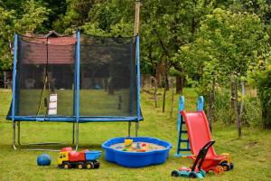 ein Kinderspielplatz mit Spielzeug im Gras in der Unterkunft Rivergreen in Banja Luka + 9 Fotos