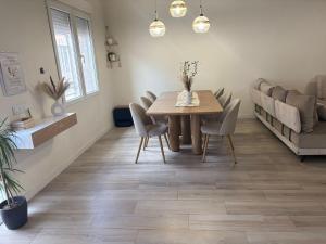 a dining room with a table and chairs at Casa Bethel in Chella
