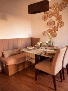 a living room with a couch and a dining room table at Spazio Dela vita in Sorocaba +12 photos