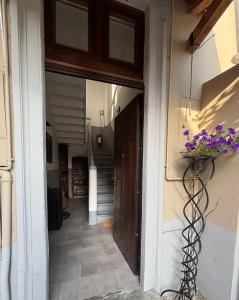 a hallway with a door and flowers in a vase at Casa di Mile in Rho