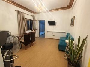a living room with a fan and a room with a table at Centro Historico Lima - Apartamento in Lima