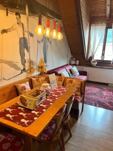 a dining room with a table and a couch at Mandi Mandi a Tarvisio in Tarvisio