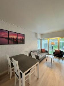 ein Wohnzimmer mit einem Tisch und einem Sofa in der Unterkunft Airin in Imatra