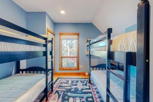a room with two bunk beds and a window at Rescue Lake in Ludlow