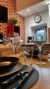 ein Holztisch mit Weingläsern darauf in der Unterkunft L' Esattoria in Cansano