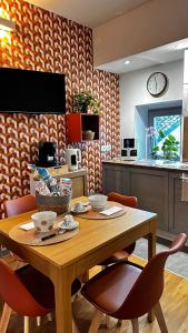 ein Esszimmer mit einem Holztisch und Stühlen in der Unterkunft L' Esattoria in Cansano + 21 Fotos