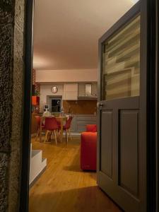 eine offene Tür zu einer Küche und einem Wohnzimmer in der Unterkunft L' Esattoria in Cansano