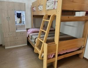 a bunk bed in a room with a bunk bedscribed at Centro Historico Lima - Apartamento in Lima