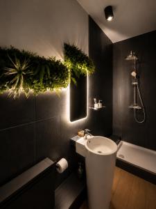 a bathroom with a sink and a toilet and a tub at La Suite Hotel - Self Check-in in Hanau am Main +17 photos