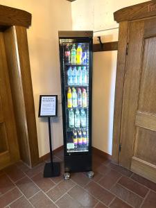 un distributore automatico di bibite nell'angolo di una stanza di Hotel Krieger Regensburg a Pettendorf