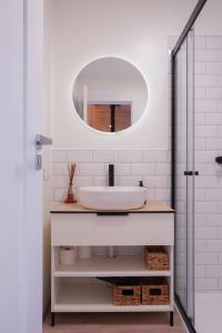 a bathroom with a sink and a mirror at Lapės Kalva in Rimėnai