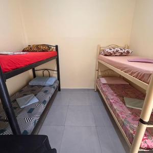 a small room with two bunk beds in it at Quarto bem próximo ao Pelourinho in Salvador
