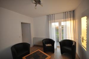 a living room with two chairs and a table at Gästehaus Brinkmann am Moor in Spenge