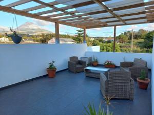 a patio with chairs and a table on a roof at Maroiço Residence in Madalena