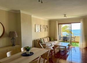 a living room with a couch and a table at Sueños de Tabaiba y Mar in Tabaiba