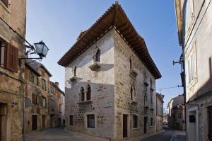 an old stone building in an alley way at Apartment Marija in Vodnjan