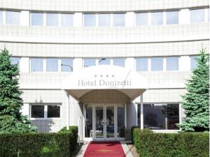a building with a hotel durham sign in front of it at Hotel Donizetti in Lallio