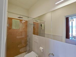 ein Badezimmer mit Dusche und Toilette mit Glastür in der Unterkunft Locanda Mari in Ponza + 26 Fotos