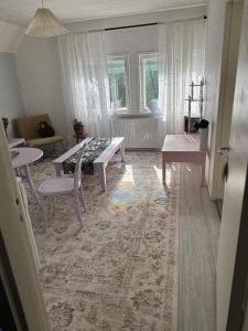 a living room with a table and chairs at Karhulan Kammari, oma sisäänkäynti ja WC, Valkeakoski keskusta in Valkeakoski
