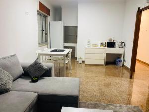 a living room with a couch and a table at London Guest House in Caneças