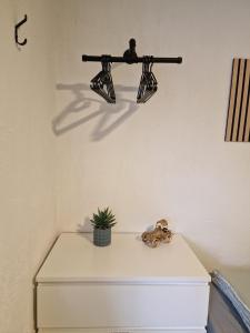 a shelf with a gun on a wall at Grimm Apartment 4 in Kassel