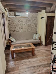 a living room with a couch and a coffee table at Apartamentos EL Wala in Hervás