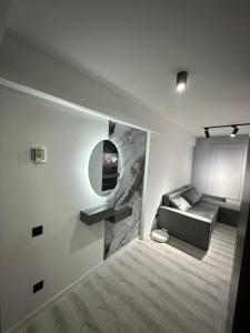 a living room with a couch and a mirror at Renovat si stilat pentru un sejur de exceptie in Ungheni +4 photos