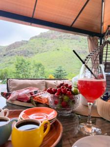 a table with a glass of wine and a drink at Fenix Villa in Zarritʼapʼ