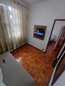 a living room with a flat screen tv on the wall at Apt Petrópolis - Imperial in Petrópolis
