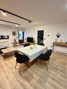 a large living room with a table and chairs at Laros Pios Alojamiento 4 in Villalba