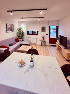 a living room with a table and a couch at Laros Pios Alojamiento 4 in Villalba