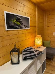 a room with a table with a lamp on it at MEB Appartement, luxuriöses Appartement, im Chalet-Stil nur für Zwei, mit privater Sauna im Oberallgäu in Blaichach