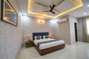 a bedroom with a bed with a ceiling fan at Hotel Mounten View Near PEC & PGI in Chandīgarh