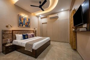 a bedroom with a large bed with a ceiling fan at Hotel Mounten View Near PEC & PGI in Chandīgarh