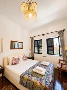 ein Schlafzimmer mit einem Bett und einem Kronleuchter in der Unterkunft Hadrianus Pansion in Antalya