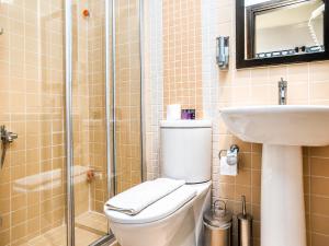ein Badezimmer mit Toilette, Waschbecken und Dusche in der Unterkunft Hadrianus Pansion in Antalya