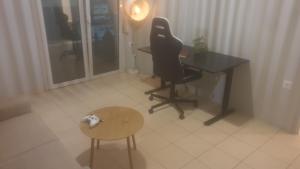 a room with a desk and a chair and a chair sidx sidx sidx at O&M Port Piraeus in Piraeus
