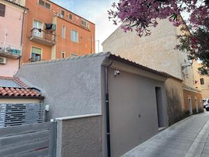 a building with a door on the side of a street at Atelier Volturno in La Maddalena