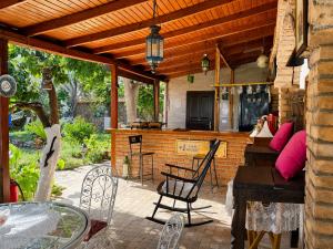 eine Terrasse mit Küche und Tisch und Stühlen in der Unterkunft Hadrianus Pansion in Antalya