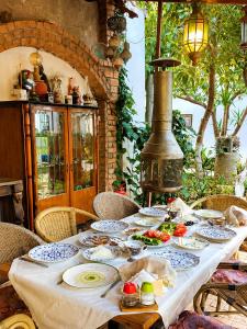 ein Tisch mit Tellern voller Essen in der Unterkunft Hadrianus Pansion in Antalya + 25 Fotos