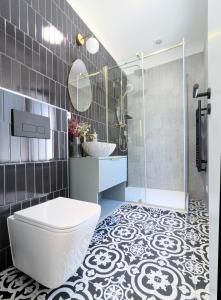 a bathroom with a toilet and a glass shower at Penzion Na bezu in Drahonice