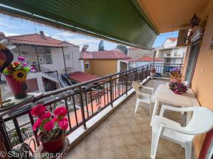 a balcony with a table and chairs on a balcony at Apartment Lampiri in Limenaria