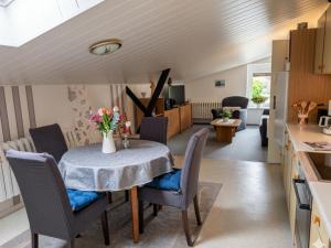a kitchen and dining room with a table and chairs at Zum Häusler-Glück in Biendorf