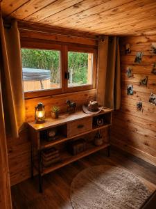 a room with a window in a log cabin at Les Ecuries du Ranch in Les Cresnays