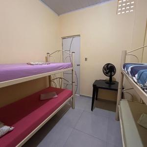 a room with two bunk beds and a window at Perto do Pelourinho Quarto Arejado in Salvador